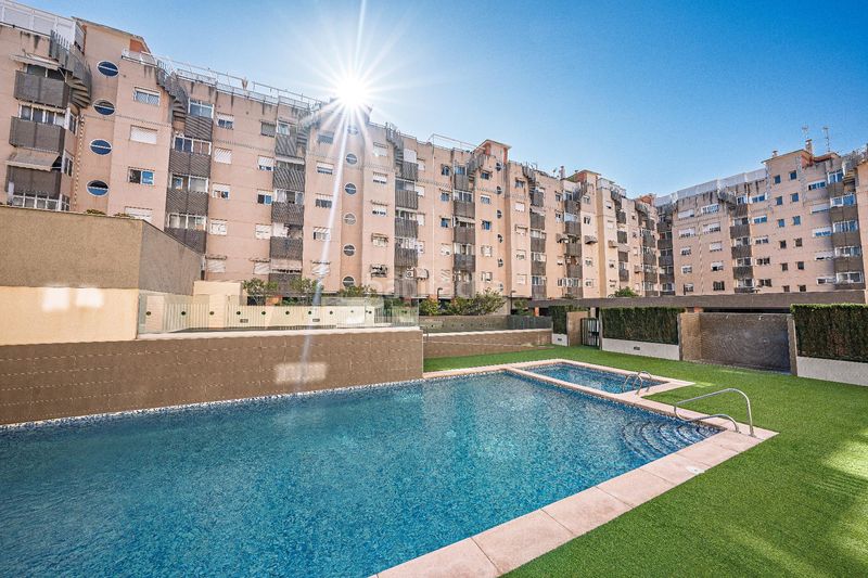 Foto 1d0dff41-1519-438f-9e14-978fd82e9cde. Àtic amb calefacció aparcament piscina a Garbinet - Parque de las Avenidas Alicante