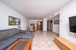 Àtic  Calle nou de octubre. Amplia vivienda con  terraza y buardilla tipo apartamento