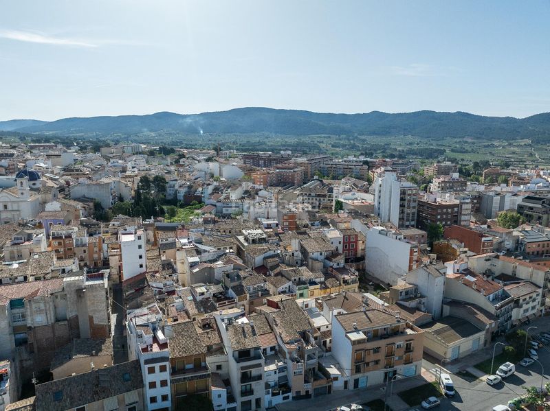 Foto d0cf6580-4480-4b10-9eca-1f8b880cf1d4. Casa adossada a Ibi