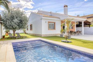 Chalet  Calle salar 59. Exclusiva villa junto al mar elegancia y sostenibilidad en las v