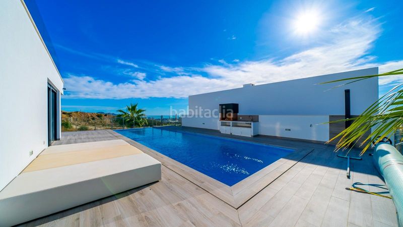 Foto 03fa9767-de8b-4bee-93a6-d8bb3eac4b69. Casa adossada amb calefacció aparcament piscina a Finestrat
