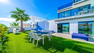 Casa adossada a Finestrat Pueblo. Inmersión entre mar y montaña diseño moderno con vistas al mar