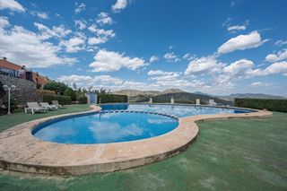 Casa adosada en Ador. Chalet con potencial de 2 viviendas y acceso independiente en mo