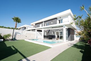 Casa adosada  Calle malta. Lujo y diseño moderno! espectacular chalet  con piscina privada