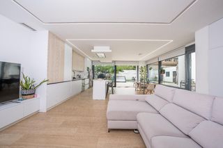 Chalet  Calle de riu verd. Villa de obra nueva en planta única  diseño, eficiencia y privac