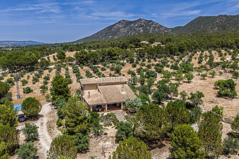 Foto cee82ea1-1b3e-4723-a20c-81c0d1bd2b37. Masia amb calefacció aparcament a Biar