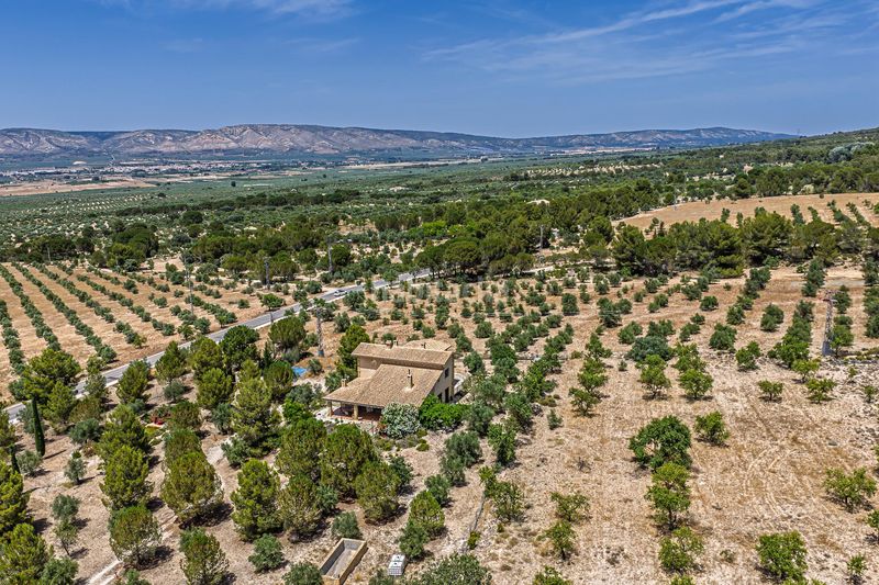 Foto f665b565-b705-4d33-8571-188e812d0735. Masia amb calefacció aparcament a Biar
