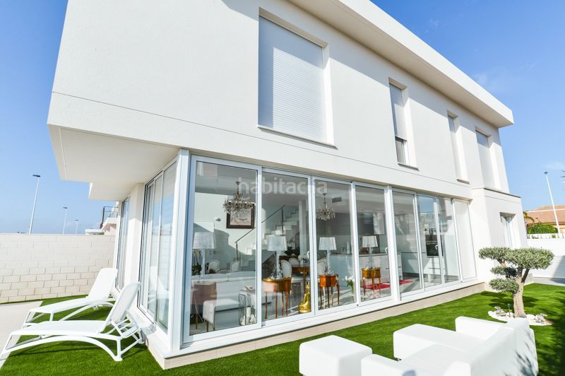 Foto 13bb627a-c444-4785-92be-e74e6e1ea578. Chalet independiente en gran alacant en Monte y Mar Santa Pola