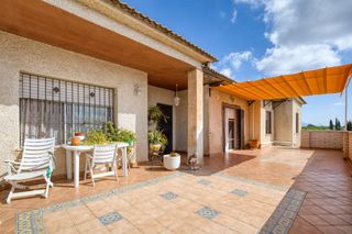 Xalet  Calle mar rojo. Chalet independiente con amplia parcela, jardín y todas las como
