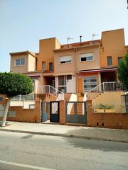 Casa adossada a Calle Dentol