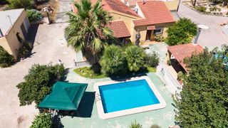 Chalet  Calle barrio lo marques la matanza 17 cv-868. Chalet con piscina, barbacoa y parcela de 14.346m en orihuela