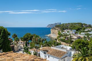 Casa en Cala Advocat-Baladrar. Edificio de apartamentos turísticos con vistas al mar