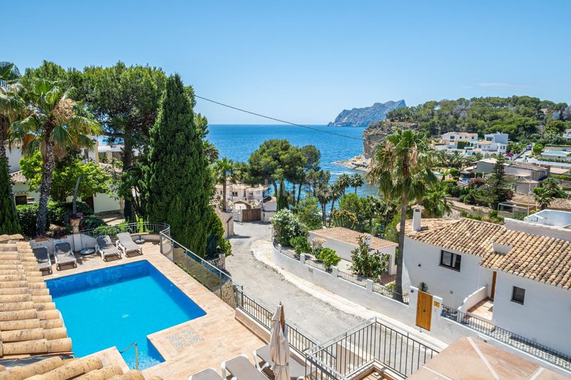 Foto b99a34fc-f48c-4574-85cd-4813f428e7f0. Casa amb calefacció aparcament piscina a Cala Advocat-Baladrar Benissa