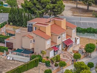 Casa adossada  Calle dentol. Adosado familiar con solárium, jardín privado y piscina comunita