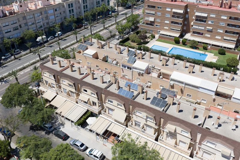 Foto 4b16e31d-398f-43b7-a6bd-2a7bd68aa224. Casa adossada amb aparcament piscina a Ciutat Esportiva Elche / Elx