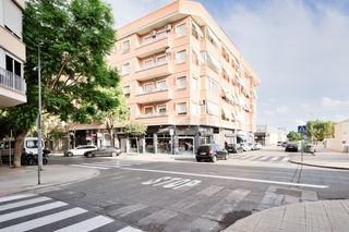 Pis  Calle salvalvador de madariaga. Piso semireformado en  novelda
