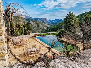 Xalet a Relleu. Chalet de lujo inspirado en un castillo con parcela de 40 hectár