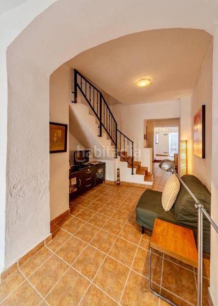 Foto aeab4fe3-cb29-4ba5-8f34-68649b6a4cb2. Masía casa iglesia santa maria casco antiguo en Oliva pueblo Oliva