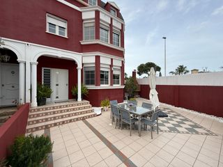 Casa aparellada a Ciutat Esportiva. Bungalow  esquina pareado  en altabix