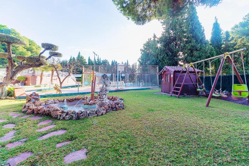 Foto cc1bd394-67f2-43ef-8f72-99235c3227cd. Chalet con riscaldamento parcheggio piscina in Campo Alto-Club de Campo Elda