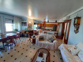 Maison à Nord. Casa muy grande y espaciosa en venta!!