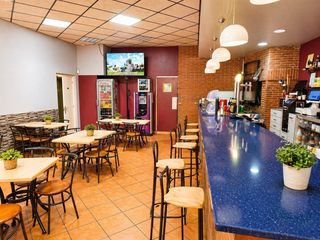 House in Casc Antic. Bar restaurante en pleno rendimiento ,  con vivienda incluida