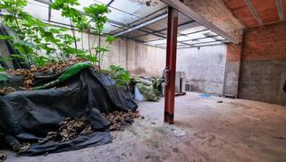 Local commercial à Les Roquetes. Impresionante local de 103 mts  patio cubierto con posibilidad d
