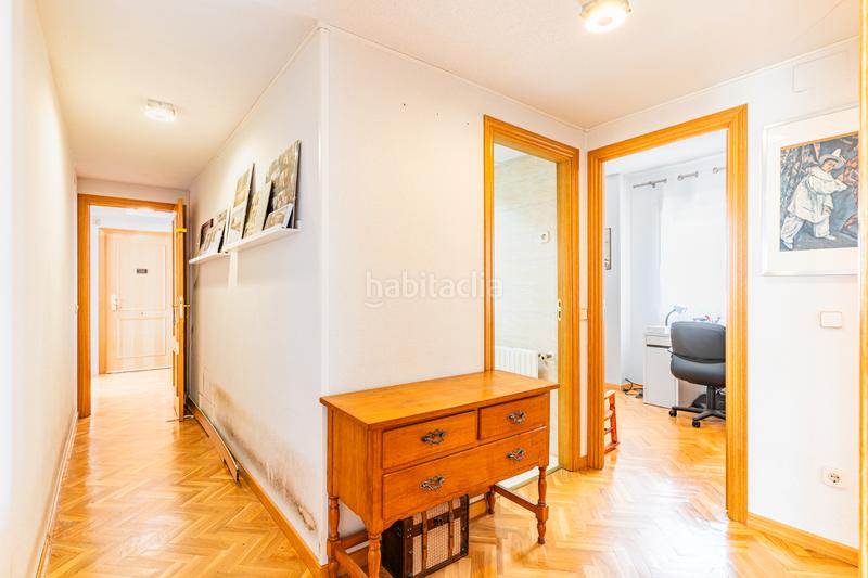 Foto e7cf5f6d-15d4-46e5-9e92-81db3b9a63a1. Àtic amb calefacció aparcament piscina a Golf-El Carralero Majadahonda