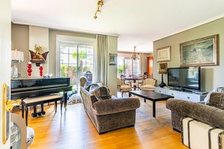 Casa aparellada a Carretera del Plantío. Venta chalet pareado en majadahonda