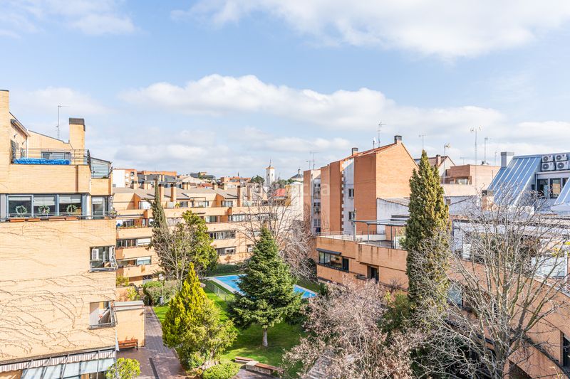 Foto 0aa4750b-4bb9-4bc2-b700-3df3ed4b7dde. Dúplex amb calefacció aparcament piscina a Casco Antiguo Majadahonda