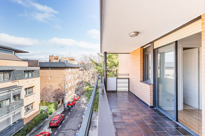 Foto 2d98b593-880f-4b7c-be83-ff16b56dbcc5. Dúplex amb calefacció aparcament piscina a Casco Antiguo Majadahonda