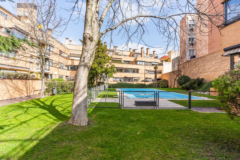 Foto d9cc0a47-4cd3-4be3-8c02-31d73ce20ea6. Dúplex amb calefacció aparcament piscina a Casco Antiguo Majadahonda