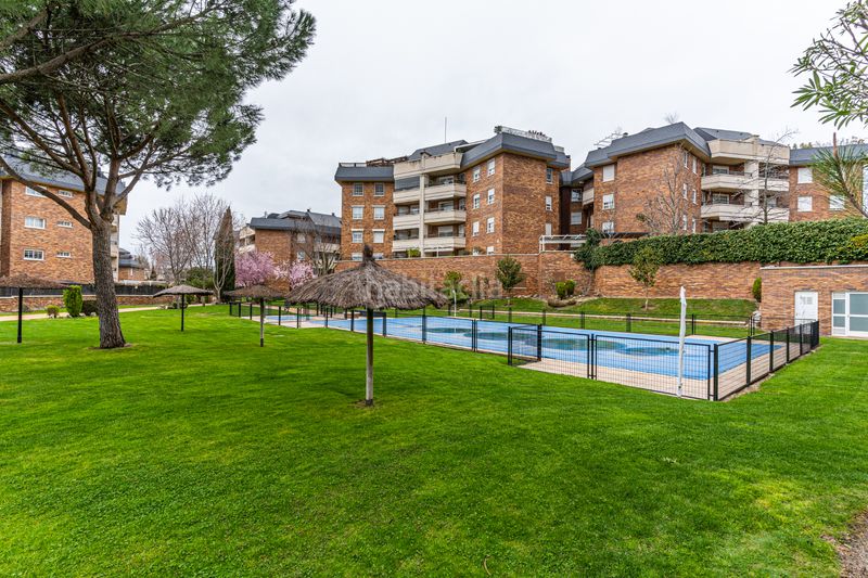 Foto 761c53b5-2361-4e75-8139-55c3b98568fb. Dúplex amb calefacció aparcament piscina a Casco Antiguo Majadahonda