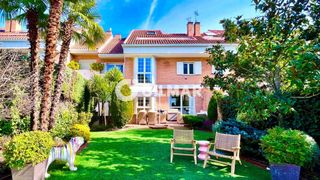 Casa adossada a Carretera del Plantío. Exclusivo chalet adosado de lujo con piscina privada en una de l