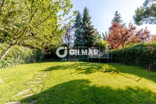 Maison jumelée à El Soto de la Moraleja. Ofrecemos esta excepcional vivienda de más de 500 m construidos
