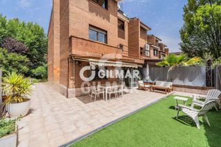 Doppelhaus in El Soto de la Moraleja. Se presenta esta magnífica casa pareada en una de las zonas resi