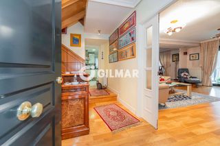Maison jumelée à Encinar de los Reyes. Chalet pareado en el encinar de los reyes de 293 m2 repartido en