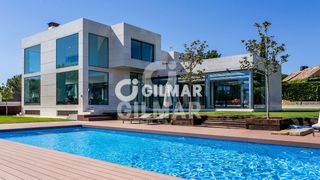 Chalet à Urbanización La Moraleja. Presentamos una excepcional mansión de lujo con piscina climatiz