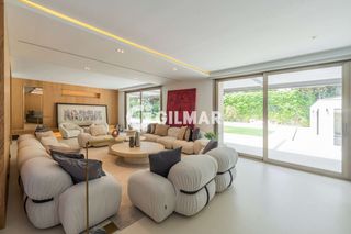 Chalet à Urbanización La Moraleja. Chalet independiente en la moraleja de 1.499 m2 repartido en 3 p