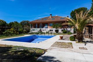 Chalet in Navalquejigo-Los Arroyos. Grandioso chalet de lujo con 2 piscinas íntegramente reformado e