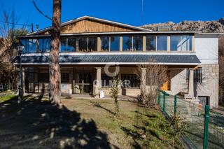 Xalet a Manzanares el Real. Se vende chalet independiente de magnífica construcción muros de