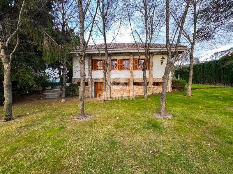 Foto 137a8a35-7341-429c-b698-395a558c3dad. Chalet se pone en venta chalet exclusivo en urbanización dominio de fontenebro . con vigilancia 24 horas, club social, re en Collado Villalba
