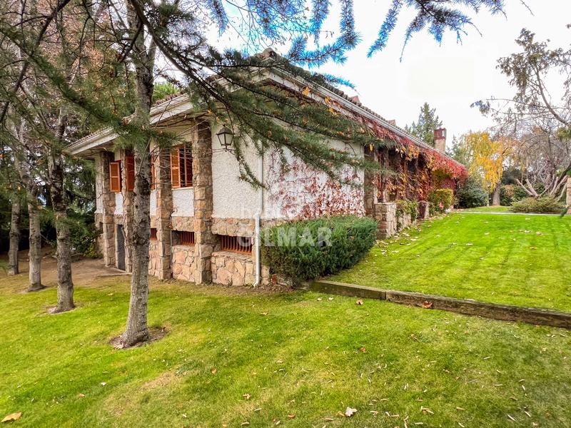 Foto 51601ca1-cb97-4250-b195-e9bde069d35a. Chalet se pone en venta chalet exclusivo en urbanización dominio de fontenebro . con vigilancia 24 horas, club social, re en Collado Villalba