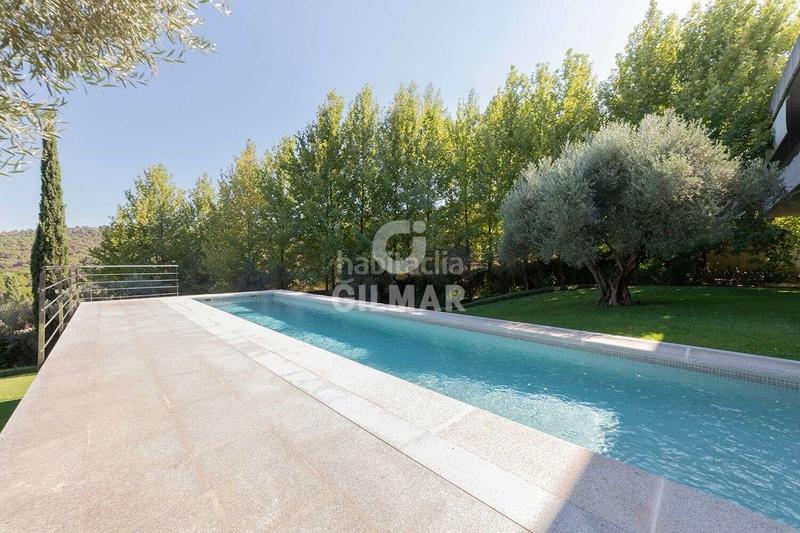 Foto 1d07ddbd-47ad-41db-9997-0f83c35a35fb. Chalet descubre el epítome del lujo y la exclusividad en la majestuosa urbanización calas del guisado, con vistas panorámicas al sereno p en Cebreros