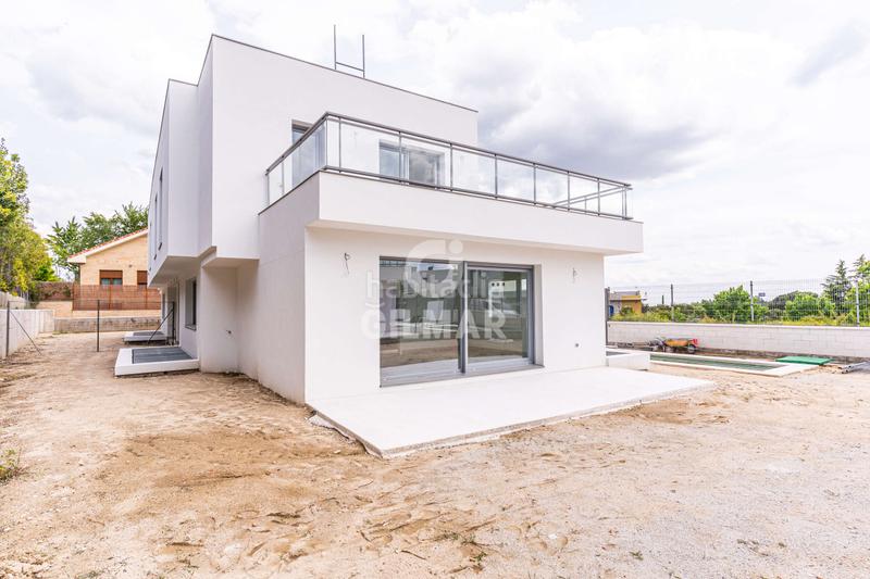 Foto 114663fd-619e-468c-a5ab-6b2b61a1dc43. Casa pareada descubre esta magnífica oportunidad de adquirir un chalet pareado de obra nueva . ubicado en una tranquila área res en Torrelodones