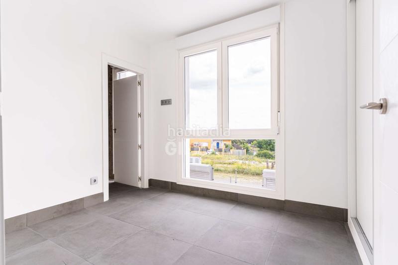 Foto 44994fed-59b0-450e-a70d-443cc73c69b6. Casa pareada descubre esta magnífica oportunidad de adquirir un chalet pareado de obra nueva . ubicado en una tranquila área res en Torrelodones