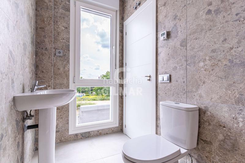 Foto 576adcbf-c29c-4ed1-b8cb-0a8bfe89e1fb. Casa pareada descubre esta magnífica oportunidad de adquirir un chalet pareado de obra nueva . ubicado en una tranquila área res en Torrelodones