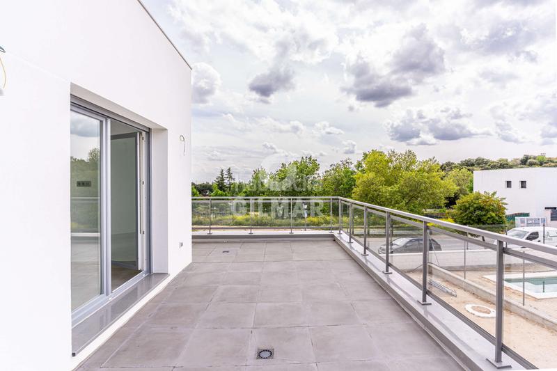 Foto cf4f72cd-0641-4a36-92bc-26353a436f4d. Casa pareada descubre esta magnífica oportunidad de adquirir un chalet pareado de obra nueva . ubicado en una tranquila área res en Torrelodones