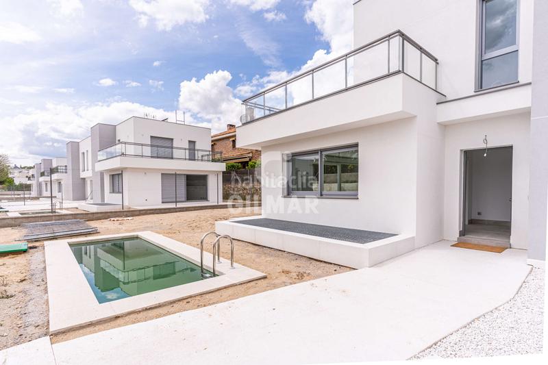 Foto e5baaf68-cf42-40a9-9083-4cc0abd5b1ab. Casa pareada descubre esta magnífica oportunidad de adquirir un chalet pareado de obra nueva . ubicado en una tranquila área res en Torrelodones