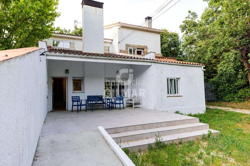 Foto f1f493d5-4572-49d1-8241-adb94ccf5484. Chalet avec piscine dans Valdemorillo pueblo Valdemorillo